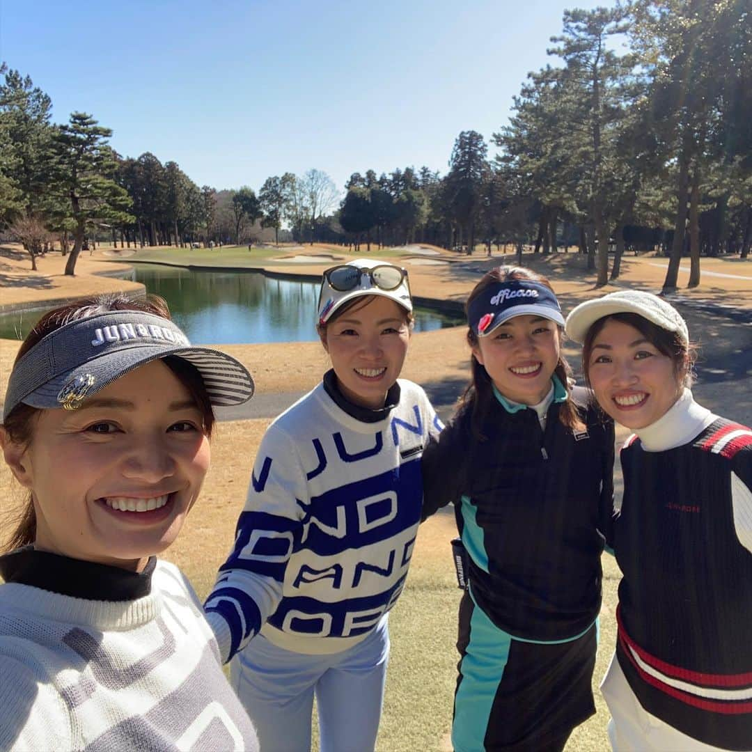 三枝こころさんのインスタグラム写真 - (三枝こころInstagram)「お初ラウンドの習志野カントリークラブへ⛳️ zozoで見に行った以来でしたが、グリーンまわりにバンカーも多くて難しかっです。 今回はレディースからやらせてもらいましたが、なかなか戦略性があって頭使いまくりました。 スイングリズム意識していて、コースを楽しむ暇がなかったけど🤣 皆んなそれぞれの課題をやり切った1日でした。 ショット集後半に載せておきます。 #ゴルフ女子 #ママゴルフ #足踏み振り子打法 #スイングリズム #zozo #ミッドアマへの道 #習志野カントリークラブ #ショット #戦略性 #golf」2月23日 23時40分 - kokoro_golf