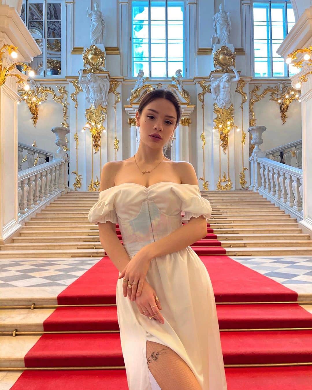 Maria Wayのインスタグラム：「вот такое сегодня 🪐  Дело в том, что нас позвали в Питер посетить Эрмитаж ночью 🌛 Так что смотрите сегодня сторис, как мы будем путешествовать по ночному музею, пока все спят и НИКОГО НЕТ 🌌 СПОЙЛЕР: будет офигенно. А пока держите эти яркие фотки ✨  Недавно была выпущена специальная серия лимитированных подарочных наборов брендов Gillette, Pantene, Head&Shoulders, Venus и OldSpice, с изображением шедевров Государственного Эрмитажа на упаковке, что станет идеальным подарком💝  Спасибо @proctergamble_ru  @hermitage_museum #ЭрмитажРядомсВами」