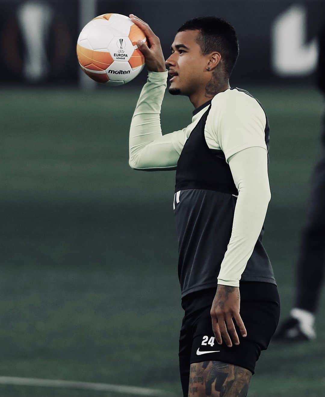 のインスタグラム：「⚽️👋🏽」