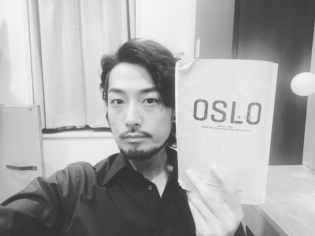 福士誠治さんのインスタグラム写真 - (福士誠治Instagram)「舞台オスロ 東京公演無事に千秋楽を迎えました。 皆さんありがとうございます😊 まだ終わりませんが、感謝感激の日々でした。これからもよろしくお願いしますが。  ウリ　サヴィールより  #福士誠治 #舞台オスロ #舞台 #オスロ #演劇 #新国立劇場」2月23日 23時36分 - seiji_fukushi