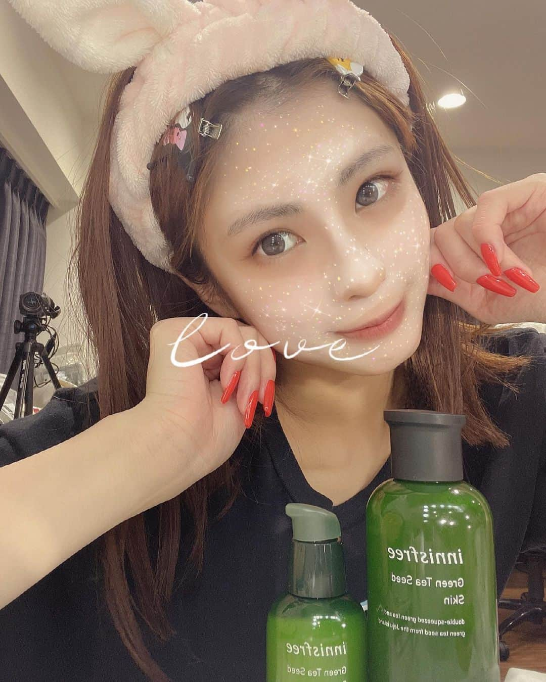 桜花りなさんのインスタグラム写真 - (桜花りなInstagram)「【スキンケア】 めっちゃスキな時間🥰💓 メイクをするよりスキンケアLov😘 最近はイニスフリーにハマってて 今日は初めて化粧水も買ってみたよ！ ・ ・ 最近の悩みは「目周り👀!!」 イニスフリーのアイクリーム使ってるけど 効果は私には微妙に感じていて… 別のにしようかなと悩んでます😢🌸 アイクリーム良いのあったら教えて下さい♡ #イニスフリー　#目周り　#老化防止」2月23日 23時38分 - xxyuricornxx