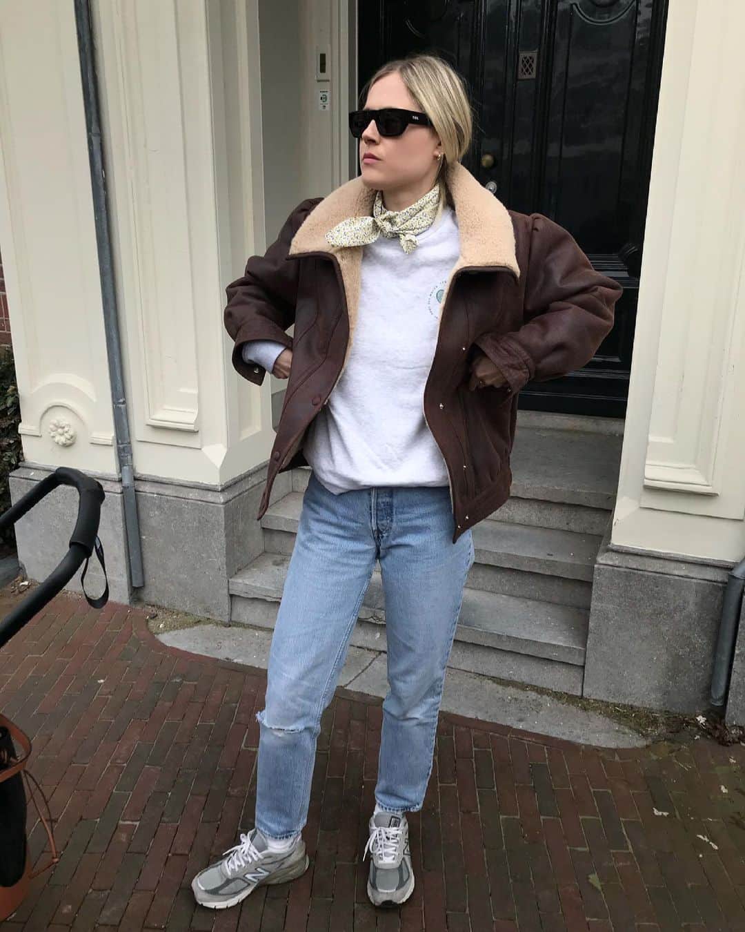 Linda Tolのインスタグラム：「It's too hot to wear a jacket, but too cold without one.」