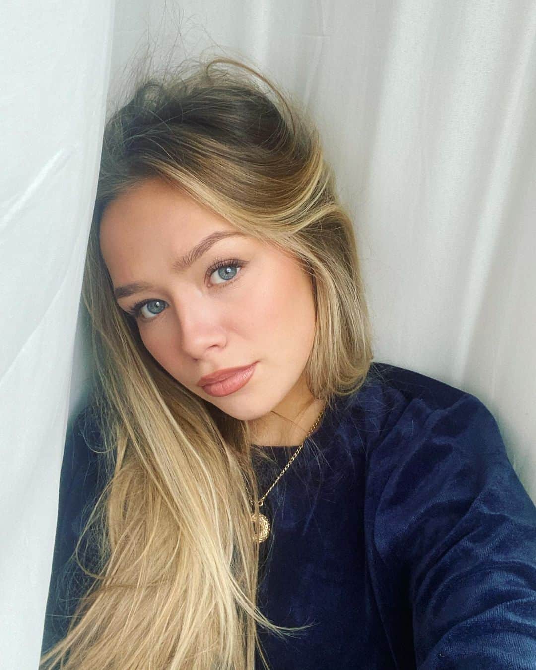 コニー・タルボットのインスタグラム：「Looking sad but not actually that sad 🙃」