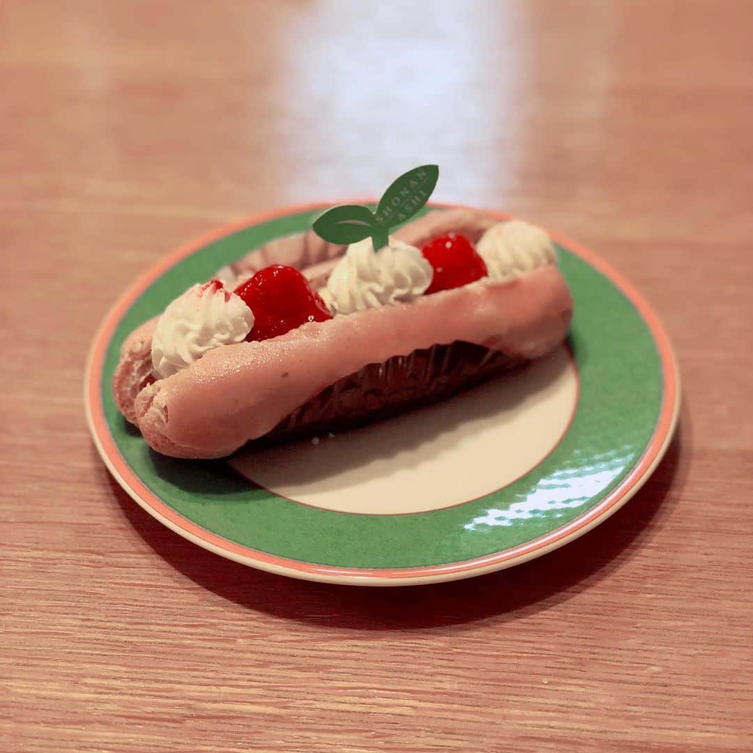 上杉洋史のインスタグラム：「I'm home. #cake #eclair #strawberry #strawberryeclair」