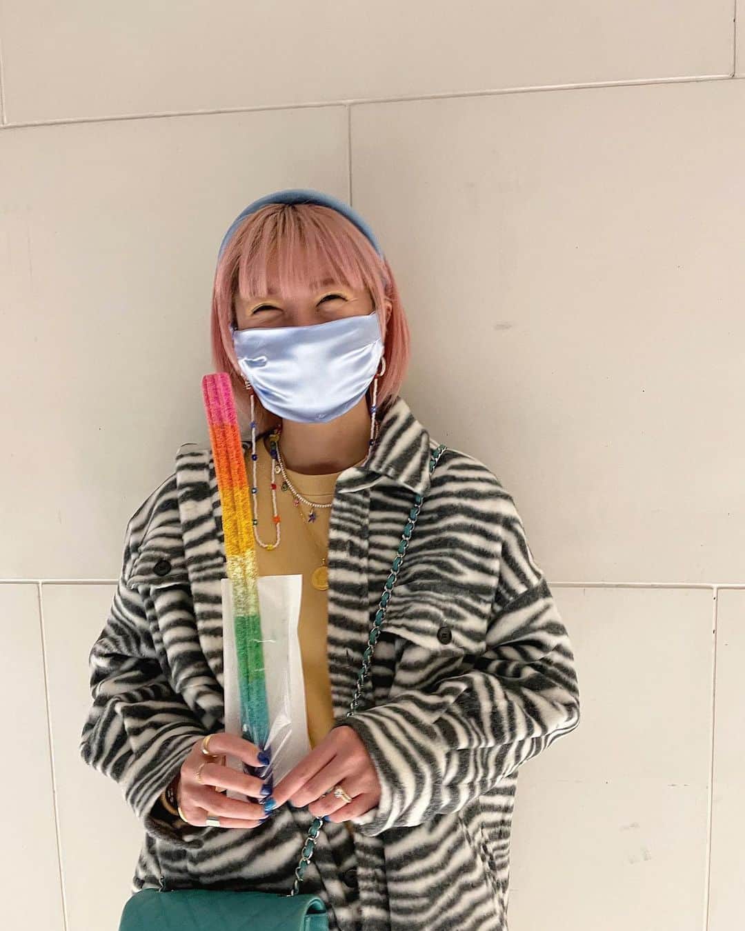 橋本江莉果のインスタグラム：「いろいろ好きすぎた、レインボーチュリトス買ってもらってご機嫌😍🌈💕﻿ ﻿ ちゃんと色によって味が違ったのも良かったし、最後まで飽きずにおいしく食べれたし、何より見た目がもう🥴❤️💖🧡💛💚💙💜﻿ ﻿ 久しぶりの映画館では、かなり出遅れながらも鬼滅の刃を観てきました🥳🎞﻿ ﻿ アニメから入って、続きが気になって漫画で全部読んでからの映画💫﻿ ﻿ ストーリーを知っていても、映像になったら一味も二味も迫力が増すから素晴らしかった👏🏼☺️✨﻿ ﻿ アニメは声優さんが新たに命を吹き込んでくれて、キャラクターたちが動いて、背景も美しくて、漫画よりアニメの方が馴染み深いのもあるけど、本当に全てのアニメには色んなことをたくさん教えてもらって、底知れぬパワーをもらって、とにかく感謝のきもち🙏🏼🥺💕﻿ ﻿ アニメを好きになったのは遅い方だけど、かれこれ11年🌏💞﻿ ﻿ 新しいのを観るのももちろん好きですが、基本的には、好きなアニメを繰り返し何回も観るタイプです🤓﻿ ﻿ 昔からアニメを一言で表すと「感謝」💐﻿ ﻿ これにつきます❣️😌﻿ ﻿ 鬼滅のアニメ、新シーズンやるのが決まったみたいなので、今からまた観るのが楽しみです🥰﻿ ﻿ #日常」