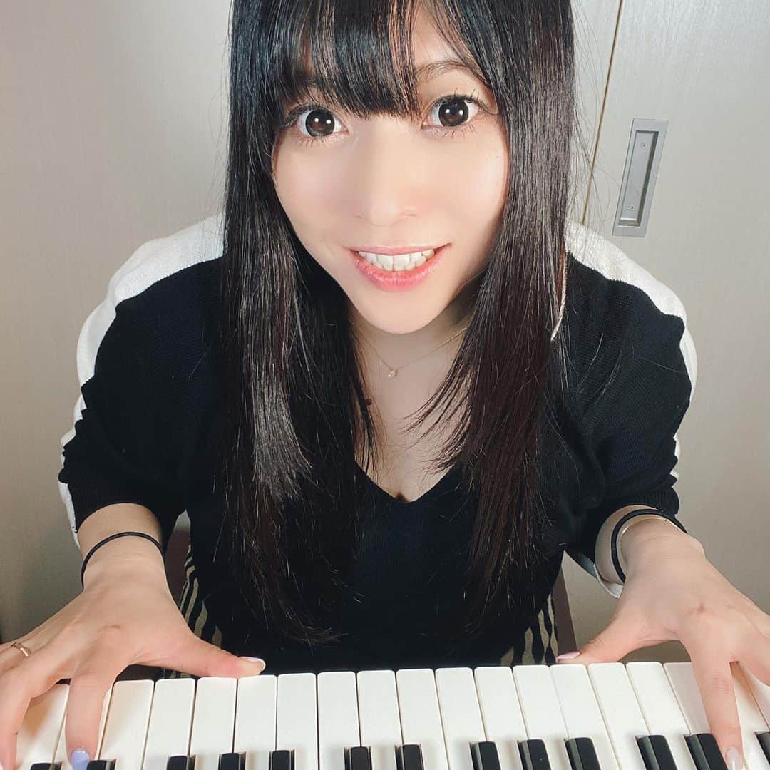 鈴華ゆう子のインスタグラム：「今日もいいものが出来ました。早く皆様にお届けしたいー！ no music no life♡ #鈴華ゆう子 #yukosuzuhana」