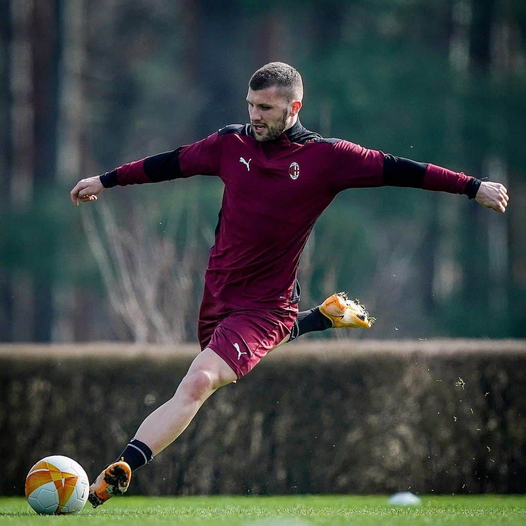 ACミランさんのインスタグラム写真 - (ACミランInstagram)「☀️ Milanello ☀️ 🎯 Target in sight, onwards lads! 💪 #ACMFKCZ #UEL #SempreMilan    Powered by A2A Energia」2月23日 23時44分 - acmilan