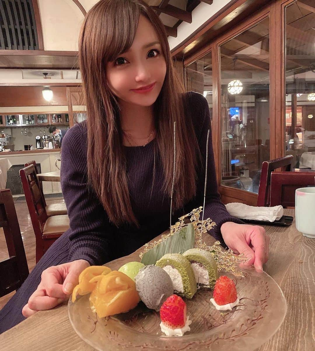 宇佐美あいりのインスタグラム：「先日、お仕事関係者の方にお誕生日のお祝いをしてもらいました😊✨久々に権八に行ったんだけど鉄板焼きコースの方は食べたことあるんだけど初めてお寿司コースの方食べたよ♫こっちもよかった♡おいしかった☺️ありがとうございます♡お仕事の話も色々できたし今年も頑張ります😆❣️  #お祝い#会食#後祝い#誕生日#happybirthday#birthday#映画#killbill#洋画#権八#海外#外国#お寿司#お寿司コース#権八#港区#西麻布#ありがとうございます#followme」