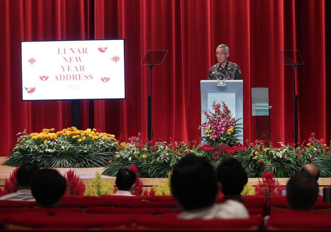 リー・シェンロンのインスタグラム：「I could not hold my annual Chap Goh Mei dinner with community leaders and other guests this year because of COVID-19. Instead, I spoke to a small audience at NTUC Auditorium, while groups joined us from 126 other locations virtually.  I took stock of our COVID-19 situation. We want to maintain our current stable position and get Singaporeans vaccinated quickly. The vaccines will take us one big step forward, but not back to business as usual, as many countries will not complete their vaccinations within this year. We have to live with the virus for many more years to come, maybe even permanently.  I also shared my thoughts on our external situation, and the outlook for the future. The next few years will not be easy. We can’t tell exactly how the world will change after the pandemic, but as long as we work together, hold fast to our principles, and keep faith both with our pioneers as well as generations yet unborn, we will emerge stronger and thrive for many years to come. – LHL   (MCI Photo by Chwee)」