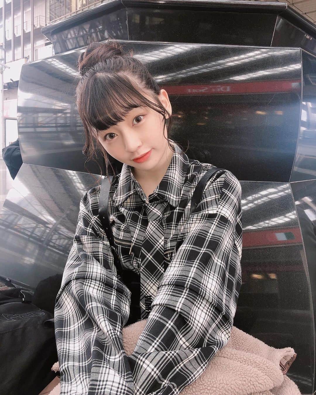 尾野寺みさのインスタグラム：「﻿ ﻿ ﻿ ﻿ 今日はリップメイクを少し大人っぽくしたんです﻿ ﻿ #CHANELのルージュ アリュール ラック﻿ 62番のスティルを使いました﻿ ﻿ 最近、#ロムアンド のGLASTING WATER TINT、03番 BRICK RIVER を使うことが多くなったんですけど、このティントの上からブラウンみの強いルージュ アリュール ラックを乗せて、赤の主張しすぎないリップメイクにしました。﻿ ﻿ ﻿ ステージ上では今まで鮮やかなリップを使うことが多く、そのほうがステージ映えするのでしっかりとした発色のティントを使うことが多いんですが、今日は取材とトークイベントということでその場にあったメイクをしました﻿ ﻿ こうやって文章で伝えると、日記みたいですね﻿ ﻿ ﻿ ﻿ これからもたくさんのことをここで書かせていただきたいと思います﻿ ﻿ ﻿ みんな見てね﻿ ﻿ ﻿ ﻿ #メイク #大人メイク #抜け感﻿」