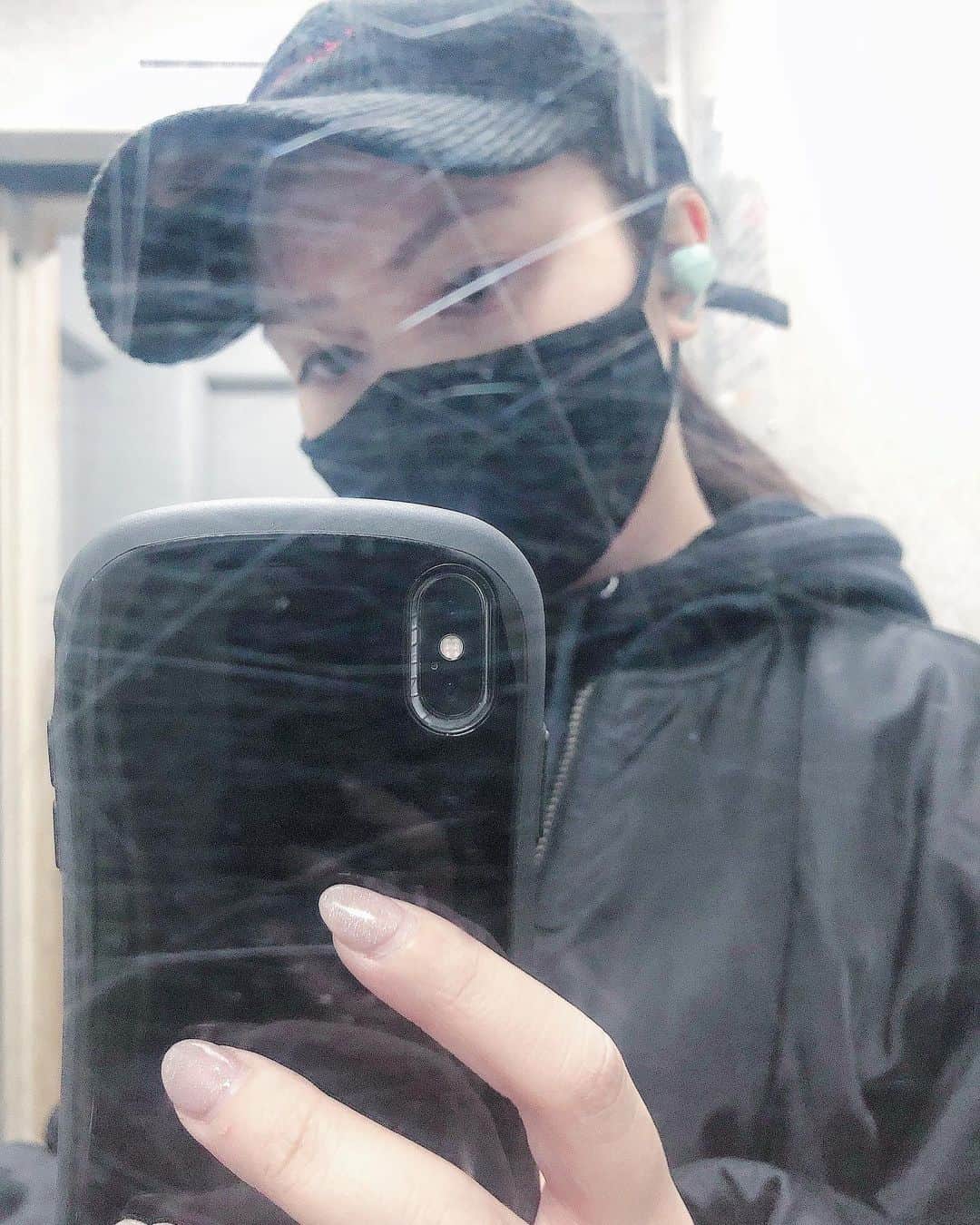 川添りなのインスタグラム：「傷だらけの鏡。🙄  今日も一日お疲れ様でした✨  おやすみなさい☺️💨」