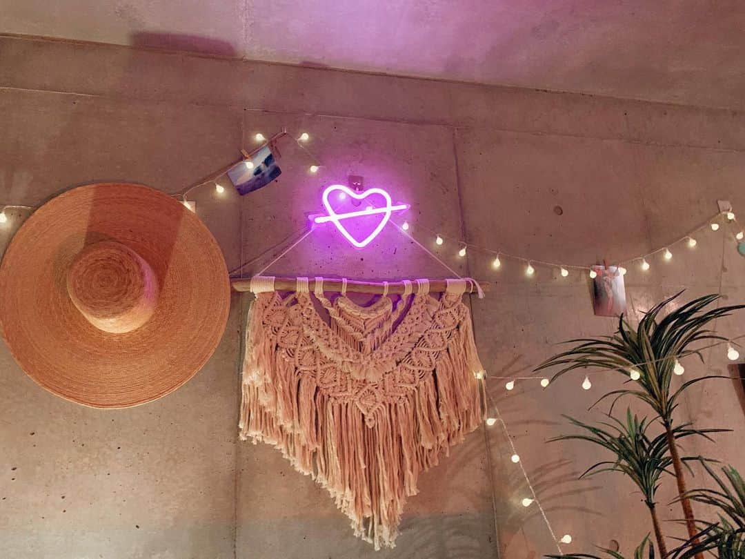 のインスタグラム：「𝓜𝓸𝓿𝓲𝓮 𝓷𝓲𝓰𝓱𝓽 🌴🌒 📍𝘮𝘺 𝘳𝘰𝘰𝘮  𝖬𝖺𝖼𝗋𝖺𝗆𝖾 𝗍𝖺𝗉𝖾𝗌𝗍𝗋𝗒 🧶♡ @riri.handmade818  𝖲𝗐𝖾𝖾𝗍 𝖽𝗋𝖾𝖺𝗆𝗌..💜💗💜💗  #myroom#macrame #interior#Tapestry#gn」