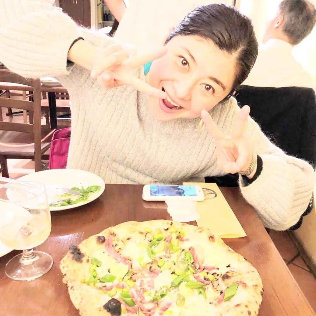 間々田佳子さんのインスタグラム写真 - (間々田佳子Instagram)「食べることが大好き 本当に好き 🍽 一応、私は美容家として分類されてしまうと  食生活にまったくこだわりがなさすぎて 失格ですが 💦 最近は少し慎重になり3日ほどのスケジュールを見て  食べて良い日、少食にする日を決めています👌  食べ物も 運動も 顔の使い方も 気持ちの持ちようも 💓  バランスが大事と思う今日この頃 全部繋がっているように思います。   ーーーーーーーーーーーーーー マイメソッドアカデミー ーーーーーーーーーーーーーー  ●3月1日より 月額制レッスンの申し込みがスタート！ ひとりじゃないから続けられる！ぐんぐん変わる！オンライン講座  初級　月曜日　20:00- 担当：家田寧子　 中級　水曜日　11:30- 担当：間々田佳子 中級　水曜日　20:00- 担当：間々田佳子 中級　金曜日　10:00- 担当：間々田佳子 初級　金曜日　11:30-  担当：間々田佳子 初級　土曜日　10:00-  担当：伊藤雅子  ●大好評★ZEROからはじめる顔の使い方講座 5月1(土), 8(土), 15(土), 23(日), 29(土) 10:00-11:45 ※本講座は5回連続講座となります。  ●Jr.インストラクター養成講座 4期　4月17.18.24.25日 9:00〜18:00 5期　7月16.17.18.19日 9:00〜18:00 6期　10月8.9.10.11日 9:00〜18:00  詳しくは 間々田佳子 HP(mamadayoshiko.com) のレッスンへ https://www.mamadayoshiko.com/  #コアフェイストレーニング #間々田佳子」2月23日 23時55分 - yoshiko.mamada