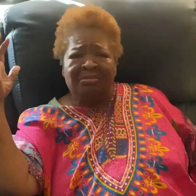 ベス・ベアーズのインスタグラム：「I tried to turn all the Arnold women on to Gluten Free Vegan Sourdough.... they were NOT down. How cute is Diane? And my Teezy hahaha love you @tichinaarnold @tichinazenay #Diane is my hero. @theneighborhood」