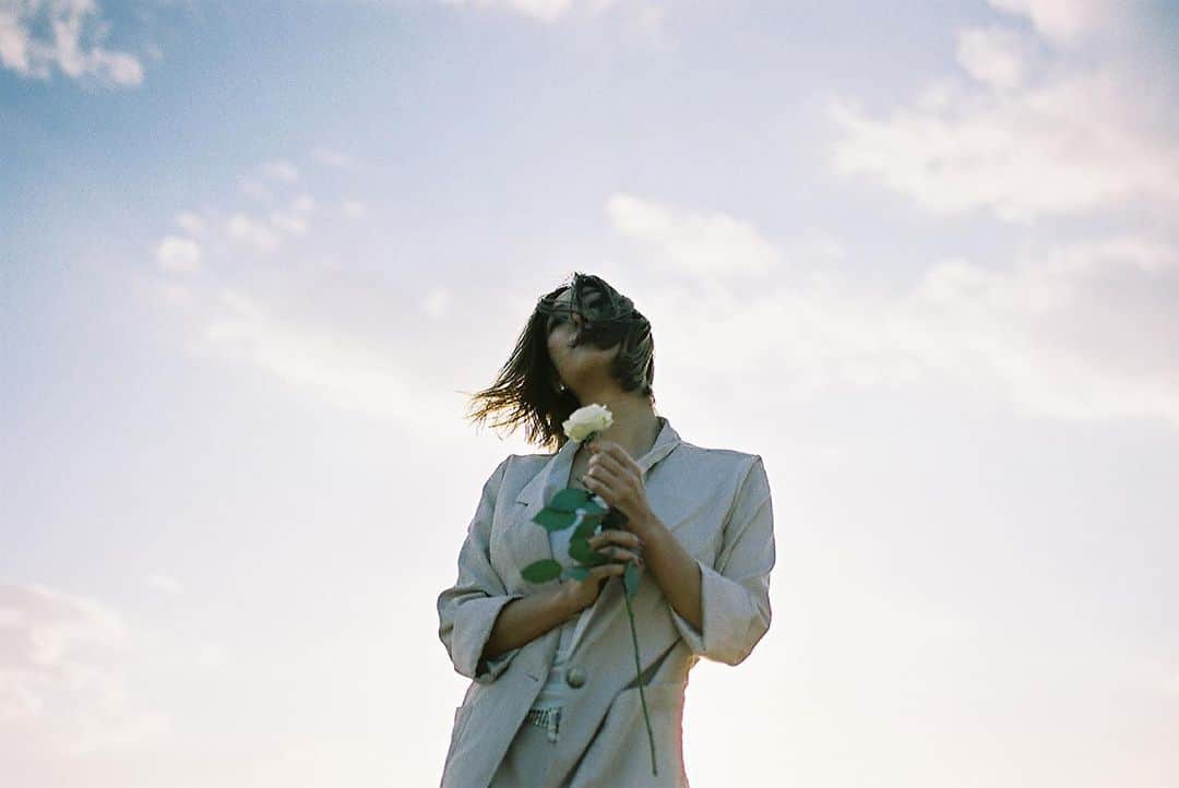 Yup’inのインスタグラム：「新曲「Pick You Up」をリリースしました。💐 卒業を機に、別々の道を進むことになった大切な人を想ってつくった曲  出だしのメロディラインは 届かない光を追いかけているイメージで作詞しました。 今は離れててもまたどこかで会えるハズ、という希望を込めて  不安を抱きながらも、次のステージへ駆け出す人に寄り添うことができたらうれしいな。 ストーリーズハイライトから飛べるから、是非、きいてね。🕊  #PickYouUp #想いは募って #Yupin #ヤピン」
