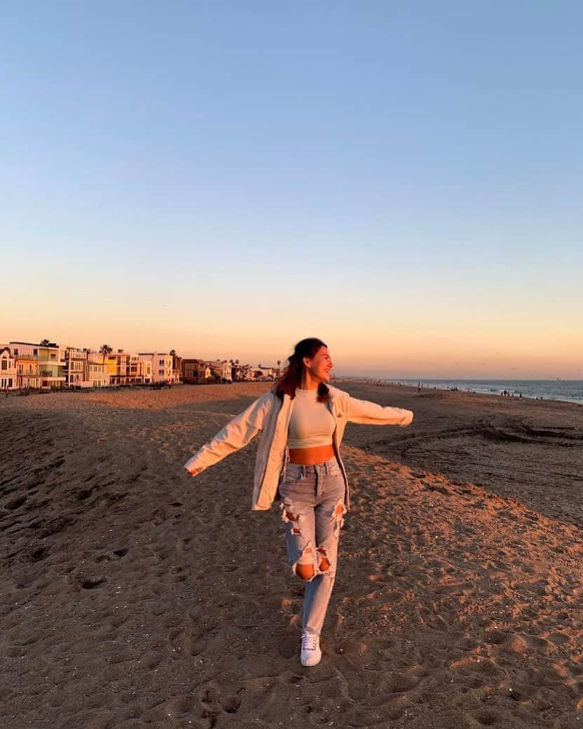 Hollister Co.さんのインスタグラム写真 - (Hollister Co.Instagram)「Like...put on a cute 🍑 outfit & walk in front of your camera at 0.3x speed 🗣& tell me you don't feel like a baddie! 📷: @amberdaphnee #HollisterCollective #HCoPartner」2月24日 0時06分 - hollister