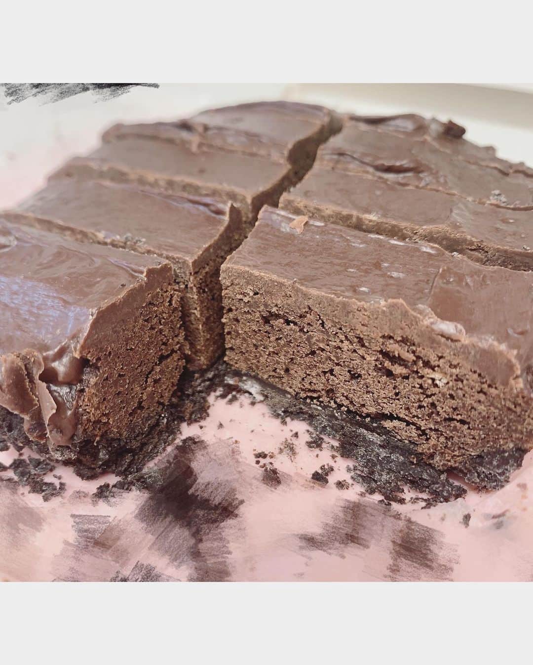 小桃音まいのインスタグラム：「🍫. . 遅くなったけどバレンタインの時に作ったのです❤︎. 今年は三層の生チョコケーキ作りました〜. . あげた相手は内緒です. （showroom見た人にはバレバレ）. エプロンはおうち中探したけど見つからなかった、、、🥲笑.」