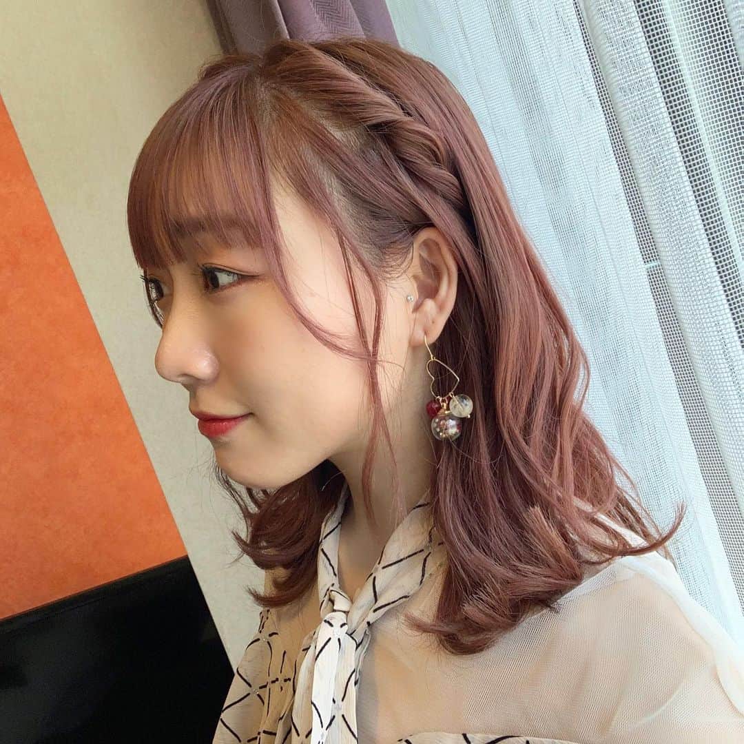 須田亜香里さんのインスタグラム写真 - (須田亜香里Instagram)「最近のヘアカラーはピンクベージュ。 そしてまだ地毛が肩くらいなので今回もエクステ💇‍♀️  写真は色入れ立てのとき。 今はもう少し明るくなってきたところかなー？ ブリーチしてる分、色が落ちる過程も全部可愛いので毎日モチベーション上がってます💓 @momomika0314」2月23日 23時58分 - akarisuda