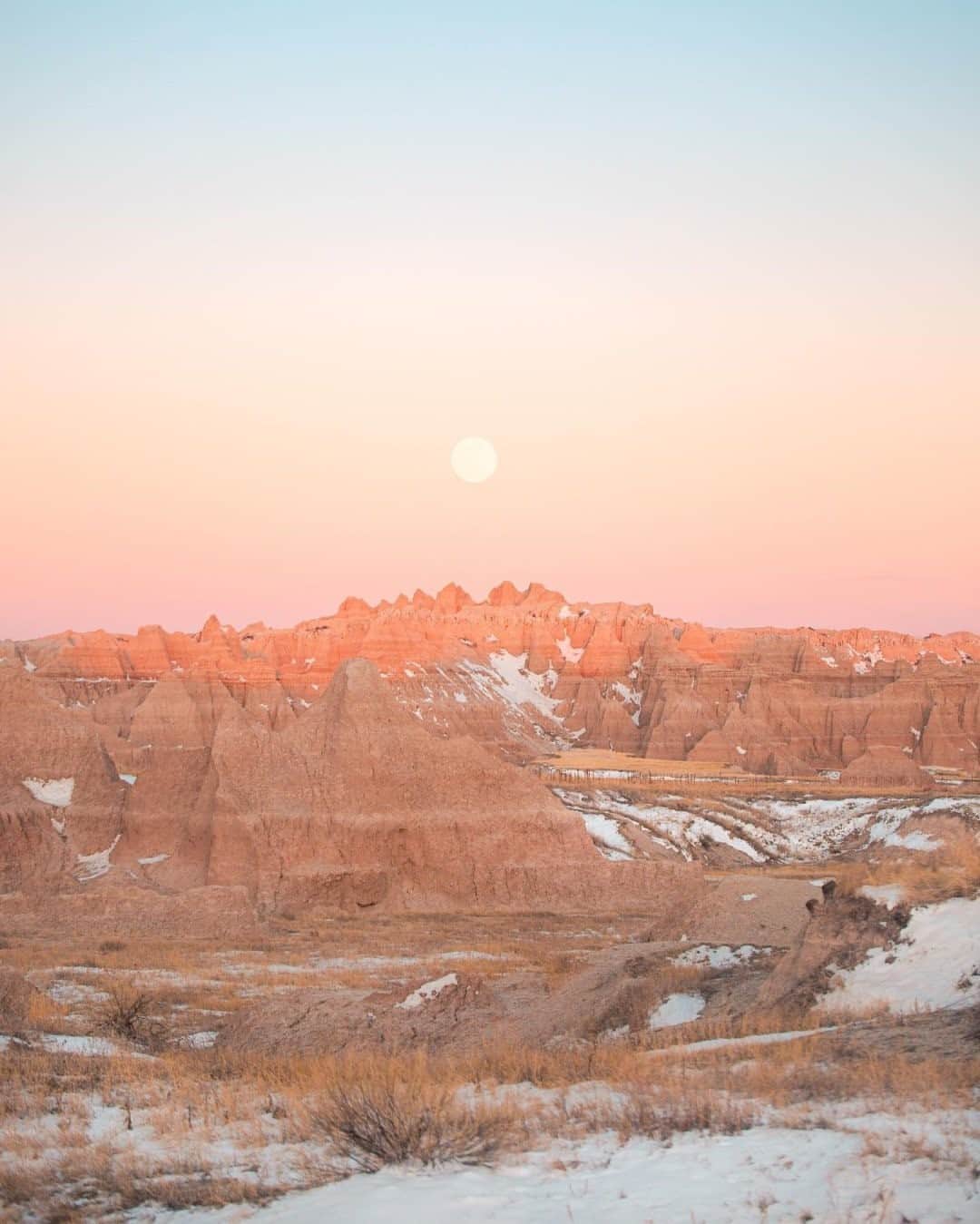 REIのインスタグラム：「When was the last time you saw the moon in the morning?  Photo: @emilie.hofferber」