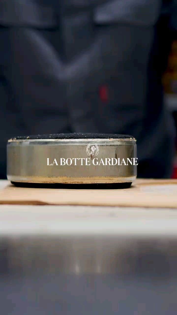 のインスタグラム：「Série fabrication :  découpe et marquage des semelles   #sandales  #savoirfaire  #fabricationfrançaise  #camargue  #madeinfrance  #letearrive  #gard  #artisanatfrancais  #pointure38」