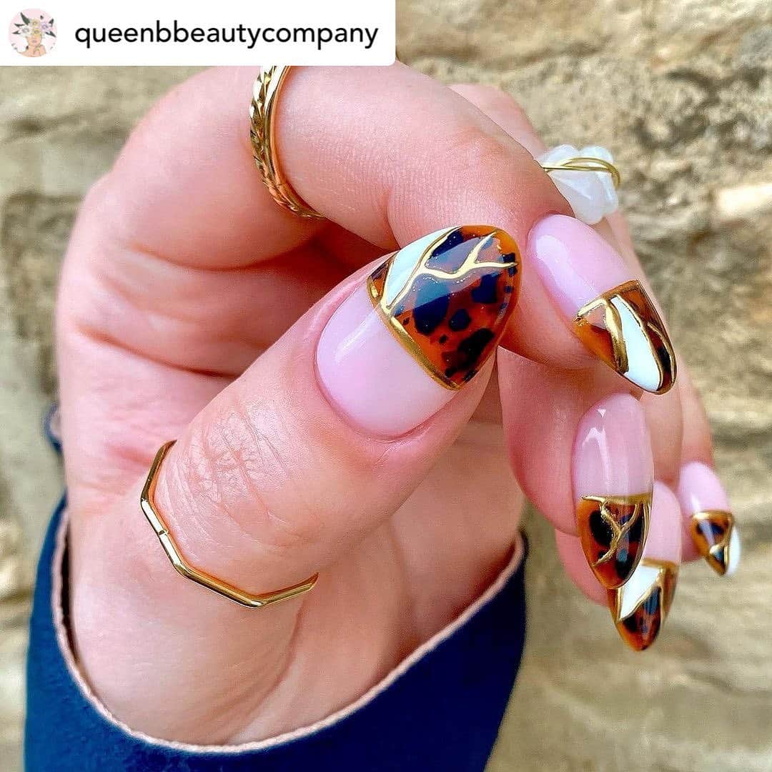 Nail Designsのインスタグラム：「By• @queenbbeautycompany Tortie Pottery 🏺🐢 #brokenandbeautiful   Thanks to @theprogeluk and the shade ‘Sepia’ I finally have created my perfect tort... just zoom in for some dreamy depth! This colour is more of a golden ‘glass honey’ shade and makes creating rich, deep, glossy tortoiseshell so easy!   Order Sepia, Chestnut and Midnight from @theprogeluk to create your perfect tortoiseshell. Use code QueenB10 to save some pennies 💰 . @theprogeluk ULTRABUILD 1, SEPIA, CHESTNUT, MIDNIGHT & TOP COAT  @nailstampingqueenuk ABI CHROME (code: queenb10)  @brillbirduk B&GO 02  @navyprotools ETHEL, DORIS, MARTHA, KATEY & DOLLY CLOTH  @niba_nailcare CUTICLE BALM  @elles.gels.and.beauty STONE RING」