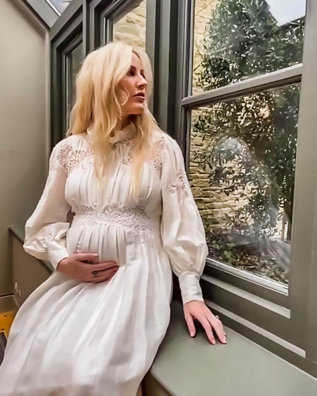 British Vogueさんのインスタグラム写真 - (British VogueInstagram)「Congratulations are in order for @EllieGoulding – the 34-year-old singer is preparing to welcome her first child with her husband, art dealer @CasparJopling. In an exclusive interview with Vogue, the mum-to-be reveals the couple realised they were expecting while celebrating their first wedding anniversary. "Becoming pregnant kind of made me feel human,” says the musician. “I have curves I’ve never had before. I’m enjoying it." At the link in bio #EllieGoulding, who has been nesting at the Gloucestershire home she shares with Caspar, reflects on the emotional experience of being pregnant in lockdown. Photographed by @HunterAbrams.」2月24日 0時15分 - britishvogue