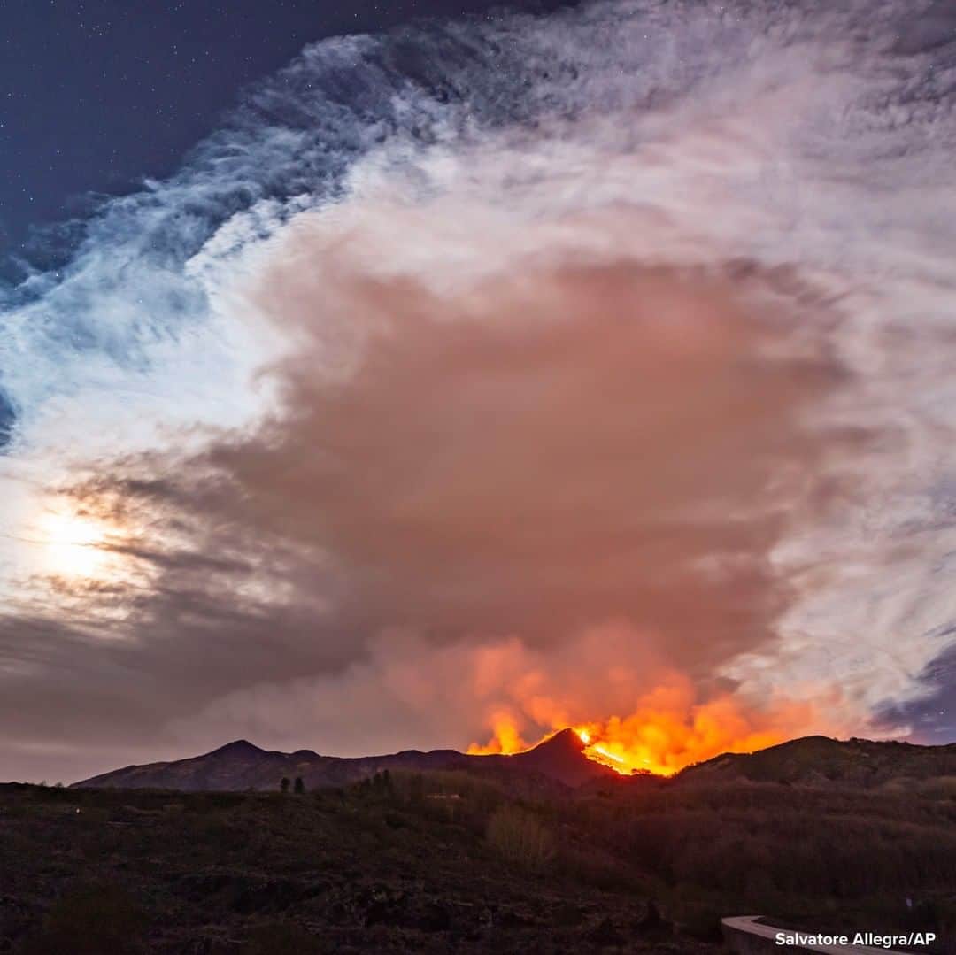 ABC Newsさんのインスタグラム写真 - (ABC NewsInstagram)「Large streams of red hot lava shoot into the sky as Mount Etna, Europe’s most active volcano, leaps into action. #volcano #mountetna」2月24日 0時15分 - abcnews
