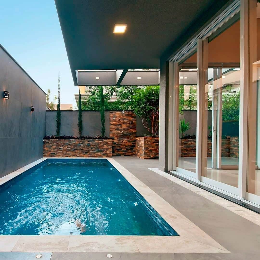 Architecture - Housesのインスタグラム：「⁣ 𝗖𝗼𝗻𝘁𝗲𝗺𝗽𝗼𝗿𝗮𝗿𝘆 𝗹𝗮𝗻𝗴𝘂𝗮𝗴𝗲 𝗮𝗻𝗱 𝗿𝗲𝘀𝗽𝗼𝗻𝘀𝗶𝘃𝗲𝗻𝗲𝘀𝘀⁣ ⁣ In this residential project, the palette of contrasts stands out, with light floors, darker tones on some walls and wood paneling 🥰.⁣ ⁣ In the facade of pure lines, the composition with three types of materials generated an aesthetic harmony. The gray texture further enhances the beauty of the ironstone walls and the large reflective glass panels. Doble tap if you like it ♥️♥️⁣ _____⁣⁣⁣⁣⁣⁣⁣⁣⁣⁣⁣ 📐 Keila Moreira & Robson Kamiya, @revistainterarq⁣ 📸 Xavier Neto⁣ #archidesignhome⁣⁣⁣⁣⁣⁣⁣ _____⁣⁣⁣⁣⁣⁣⁣⁣⁣⁣⁣ #design #architecture #architect #arquitectura #luxury #architettura #archilovers ‎#architecturephotography #amazingarchitecture⁣ #lookingup_architecture #artdepartment #architecturallighting #house #archimodel #architecture_addicted #architecturedaily #arqlovers」