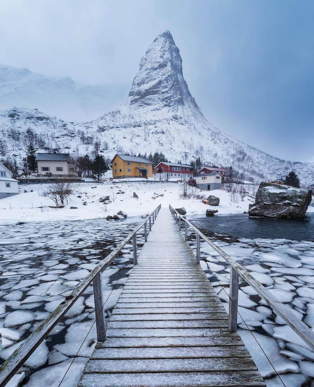 instagoodのインスタグラム：「@philipesterle h a m m a r s k a f t e t 12144⁠⠀ ⁠⠀ The pinnacle of Hammarskaftet, with thick clouds obscuring the mountains behind.⁠⠀ ⁠⠀ Reine, Nordland, Norway⁠⠀」