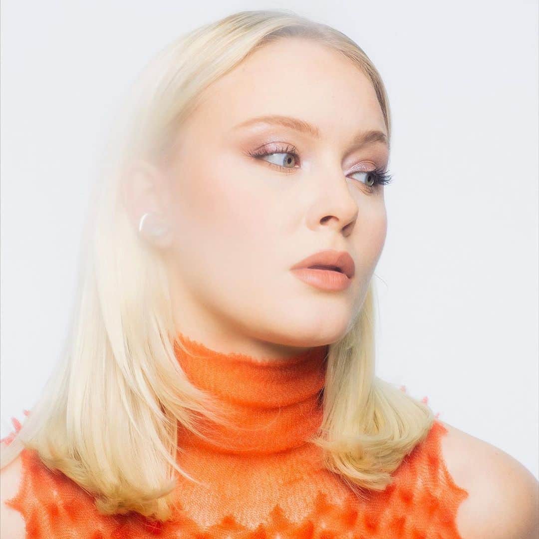 ザラ・ラーソンのインスタグラム：「@guardian interview out now 💕」