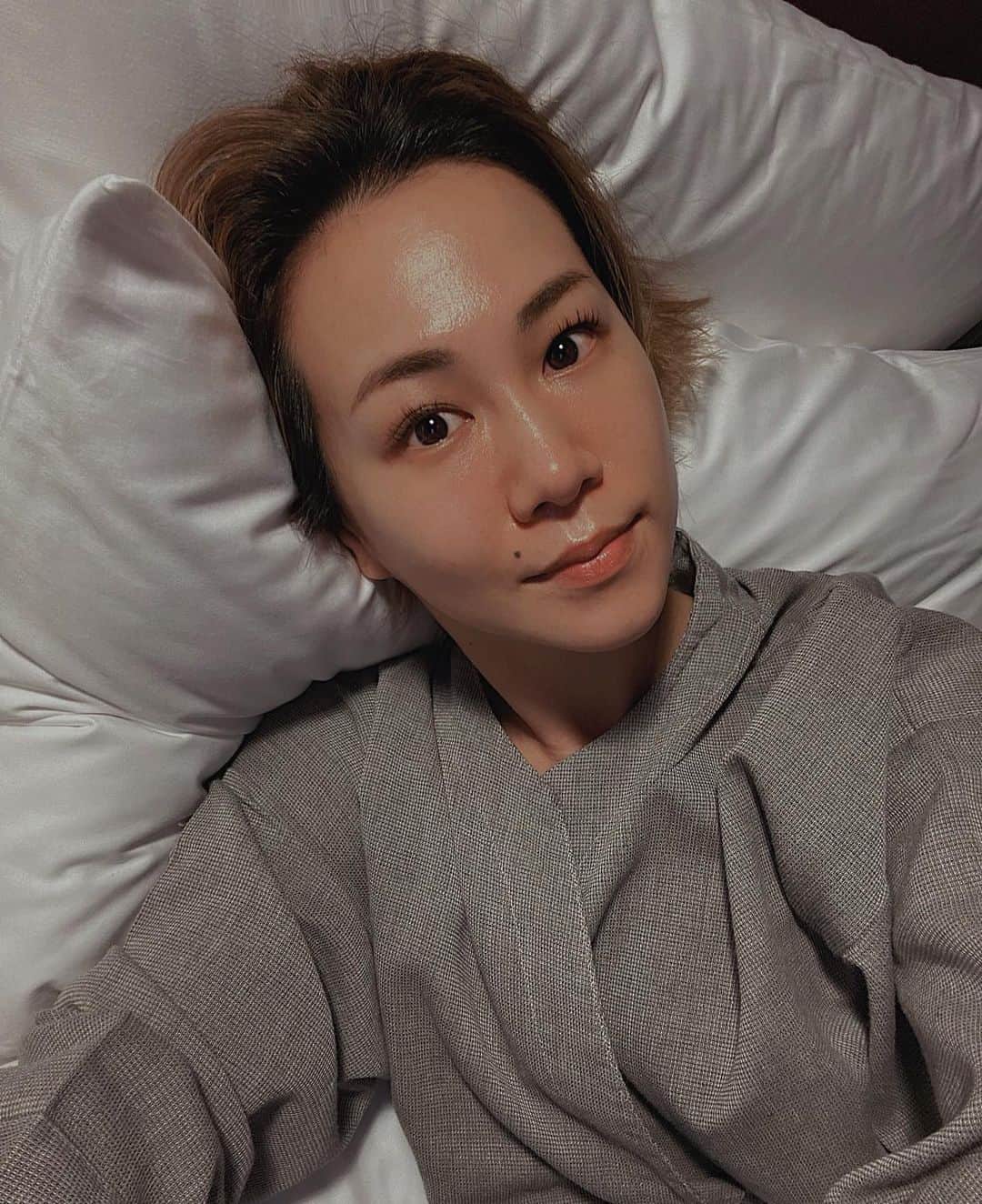 須田朱音のインスタグラム：「𝗨𝗡𝗦𝗧𝗥𝗘𝗦𝗦.  毎年辛いこの時期… 花粉を1番最初に感じるお肌。  ざらざらしたり、ポツポツしてきたので  @kozy_esthetic に相談して、 アンストレス﻿を初めて受けてきました♡ ﻿ アンストレスとは… 乳酸菌のマイルドなピーリングで、 赤みのある炎症やニキビ、 敏感肌、乾燥肌などによる バリア機能が弱っているお肌を 回復させるSOSトリートメントです✔︎﻿ ﻿﻿ 私はハイフとセットメニューにしたよ♡ お肌も生き返って、ハイフで顎スッキリ✌🏼  りなちゃんとこのハイフは痛くないのに 即効性があってお気に入りです♡  お店も移転してとっても可愛かった💕 気になってた @christinajapan テラスキンも購入したよ。」