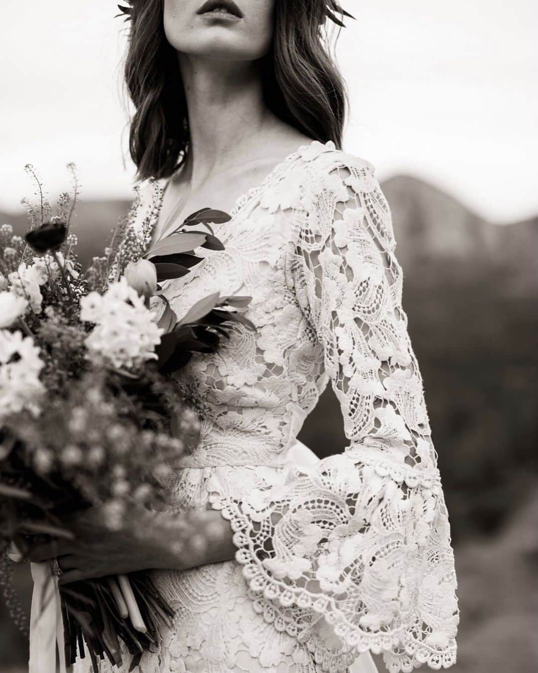 カイトアンドバタフライさんのインスタグラム写真 - (カイトアンドバタフライInstagram)「On those sunshine spring and summer days🌿intimate weddings, botanical lace dresses and a bouquet of wildflowers make the perfect day #forsythiadress #tryon #athome」2月24日 0時18分 - kiteandbutterfly