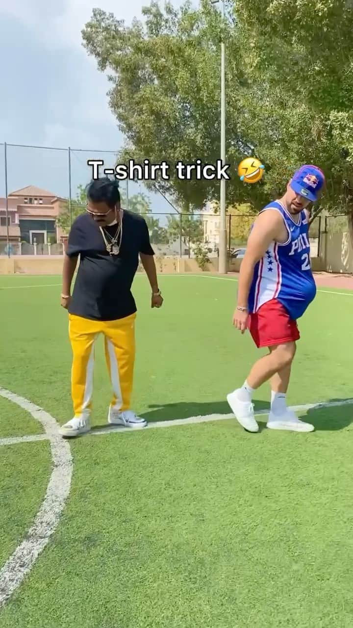 ショーン・ガルニエのインスタグラム：「@justsul where is the ball ? 🤣🇮🇳 #Football #India #SeanGarnier #Urbanballer」
