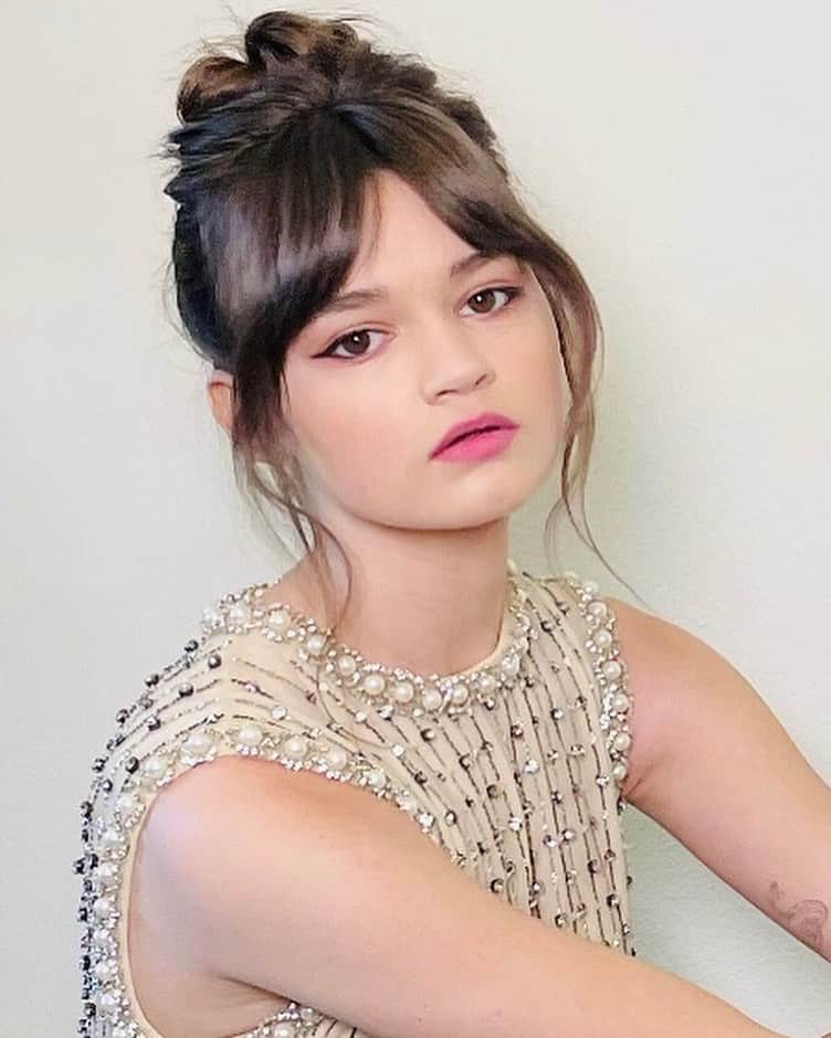 マラ・ロザックのインスタグラム：「🤍👛 @ciarabravo with a thrown up top knot wearing @miumiu 💒」