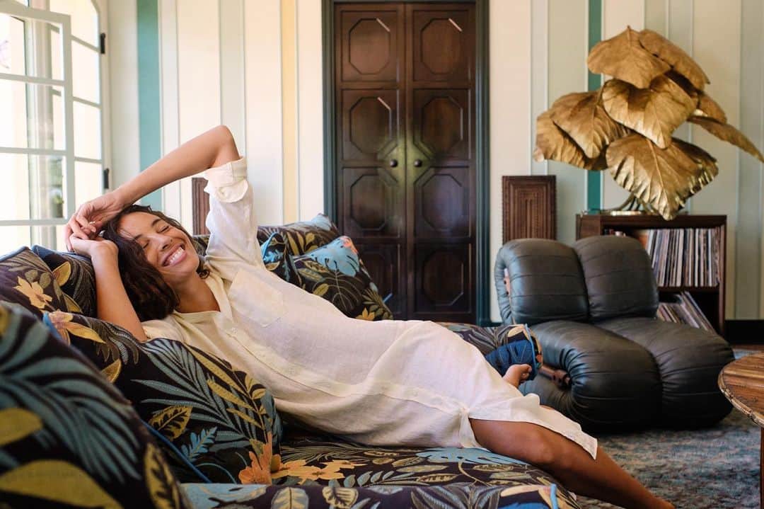 フランク&アイリーンのインスタグラム：「MEET RORY. Rory is long, lean, and oh so lovely! Our Lived-in Linen feels soft against the skin and suits Rory's slimming silhouette. #FrankandEileen」