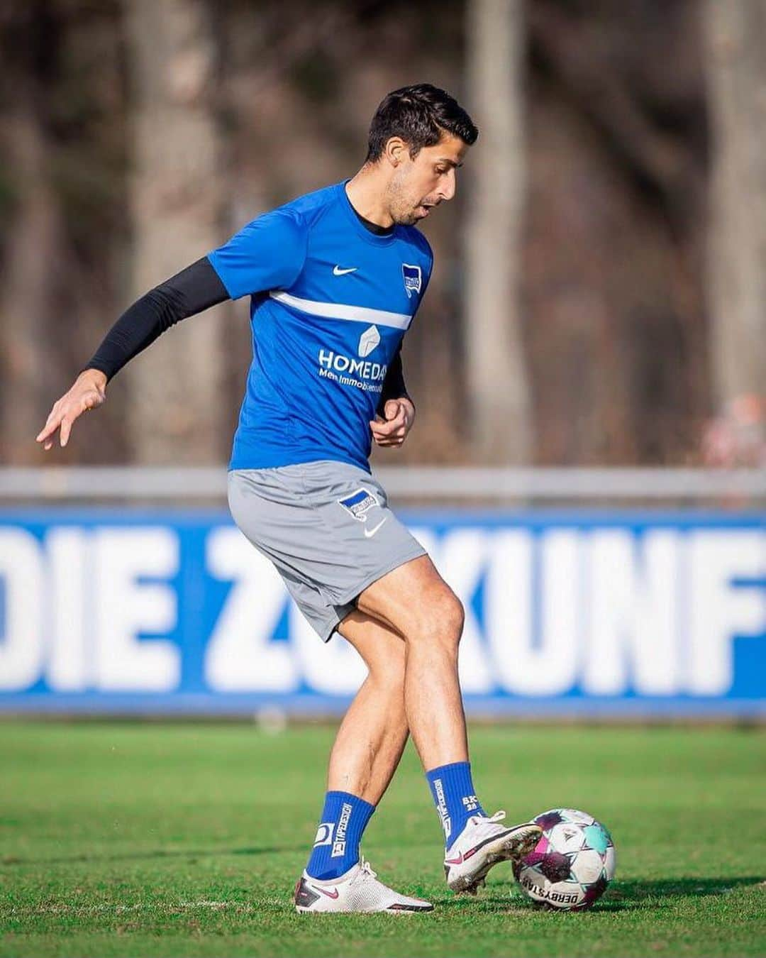 サミ・ケディラのインスタグラム：「Blick nach vorne & voller Fokus auf Wolfsburg! @herthabsc」