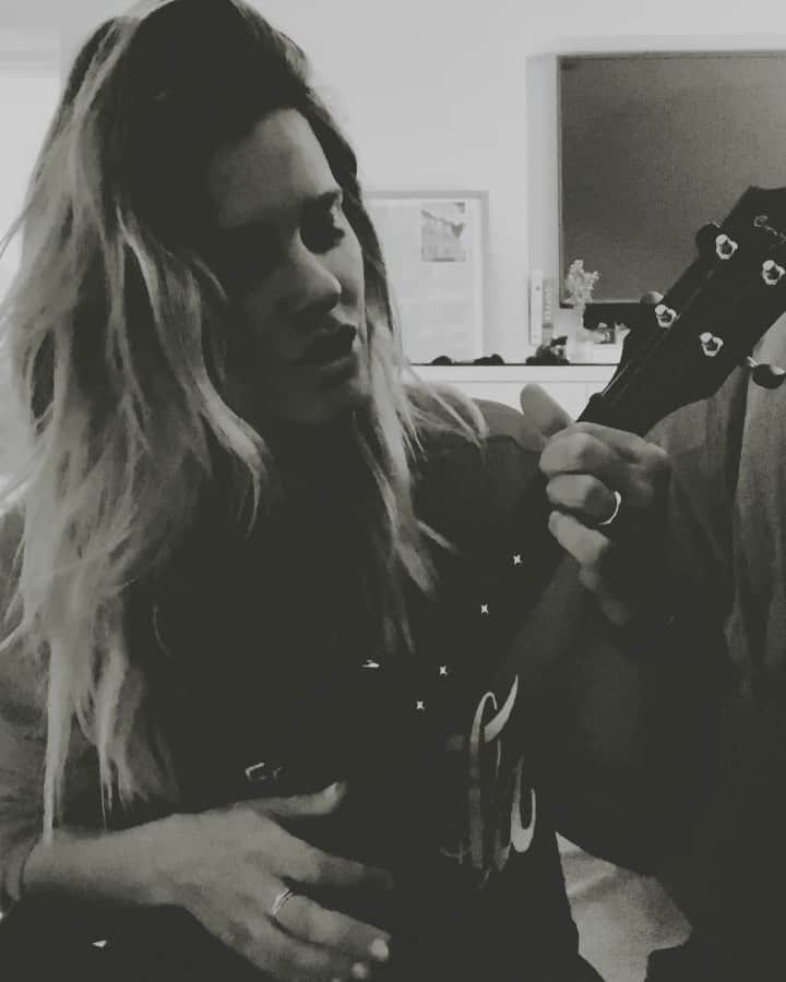 カロライナディークマンのインスタグラム：「parece q a noite hoje promete, né? então, vamos de musiquinha...#aha  te dedico, @tatibernardi  agora vc já pode dizer q me viu arranhando  no ukulele!!!」