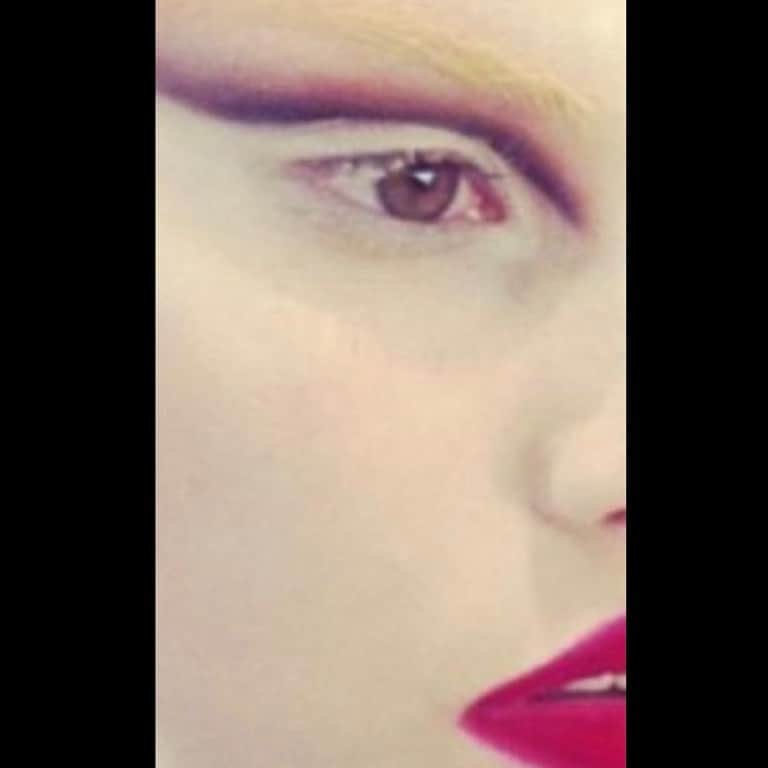 のインスタグラム：「#SocketToMe 💥💥💥💥  #MakeupByValGarland」