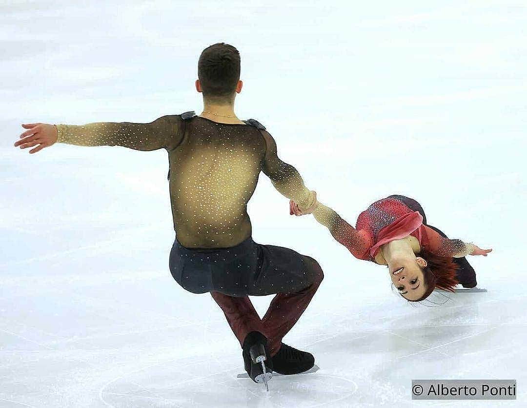 ニコーレ・デラ・モニカのインスタグラム：「Le foto con lo sfondo bianco del solo ghiaccio senza alcun altra persona o oggetto né balaustre sono le mie preferite in assoluto 😍 sono più magiche ⛸️  #dellamonicaguarise #iceskating #figureskating #sport #actionpic #sportinaction #fisg4passion #fiammeoromoena」