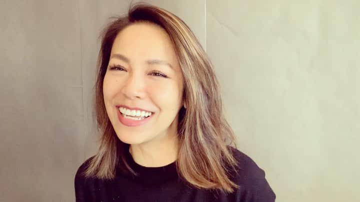 坂倉アコのインスタグラム：「Thank you Yoko san. Thank you to my amazing fellow actors through out the four months we have worked and spent together🤓  去年の11月から始まった4ヶ月間の演技レッスンが今日、無事終わりました😭✨  2019年の終わりに、とある日米合作の海外ドラマのオーディションを受けることになり、それ以来もっと学びたいと思い、クラスを受講していましたが、今回が初の長期クラスでした。  毎週月曜日の11時から14時の4時間、  “ラストサムライ、バベル、ウルヴァリン” などのキャスティングを手掛けたハリウッドと日本の架け橋であるキャスティングディレクター、奈良橋陽子さんのクラス。  クラスを受講するのにもオーディションがあり、セルフテープを送って受講が決まったのが去年の10月。  少人数制のオンラインクラスで、全英語でのレッスン。 クラスメイトは日本からだけではなく、ニューヨーク、オーストラリアなど本当に国際的なクラス、素晴らしい個性の塊でした。  才能溢れるメンバーの中、もちろん緊張もしたけど、気付けば安心できる場所になっていて、それ以上に刺激をたくさんもらいました。  泣いたり、笑ったり、様々なことをシェアし合うことが出来て、オンラインではありましたが、みんなとの時間は本物で温かいものでした。  クラスが終わって、こんなに寂しい気持ちになるなんて・・・  シーン、モノローグもたくさんやったし、発表会も数回あり、撮影しながら深夜に練習したり良い思い出。(ブルーバックの動画はまさにそれ🤣発表会前の一人練習なので、ノーメイクで失礼しますw)  いやー本当に楽しかった。  陽子さん、本当に刺激的な時間、愛ある数々のアドバイス、たくさんの気付き、学び、感動をありがとうございました。  クラスのみんなと成長し合えた日々は幸せでした。みんな本当にありがとう✨  またすぐに会えますように。 ﻿ Such talented group of artists who I worked with this class. Words can’t express how much I will miss seeing all of you every Monday...!﻿ ﻿ I am so happy that we got to work together, even though it was through zoom, but it was more than that, our connection was so real and I really loved every class every minute of it.﻿ ﻿ It it bitter sweet, but wish you all very well and a bright path ahead and I hope to see all of you very soon! THANK YOU ALL❤️  These videos are my practice takes...you hear my kid in the background🤣😝  #actorslife #onlinelessons #missyou #greattimes #acting #bloopers #lol #selftapes #auditions #thankyou #missyou #hollywood #tvseries #feb23rd  #2021」