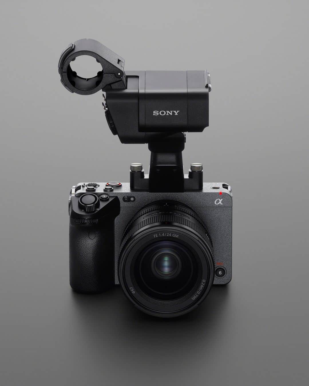 sonyさんのインスタグラム写真 - (sonyInstagram)「Introducing the all-new #SonyFX3 – our most compact and lightweight Sony Cinema Line full-frame camera. (Visit our link in bio and join us at #BeAlpha Live Online this weekend (02/28) to learn more!) #SonyAlpha #SonyCine」2月24日 0時37分 - sonyelectronics