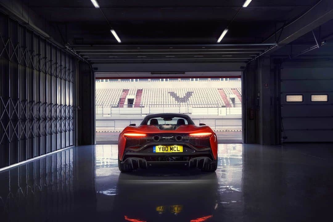 McLaren Automotiveのインスタグラム：「The combination of enhanced refinement and instant driver engagement under throttle enable Artura to fulfil its dual role as a vehicle that can be driven every day in normal urban traffic and an incredibly immersive supercar.​  #McLarenArtura​」