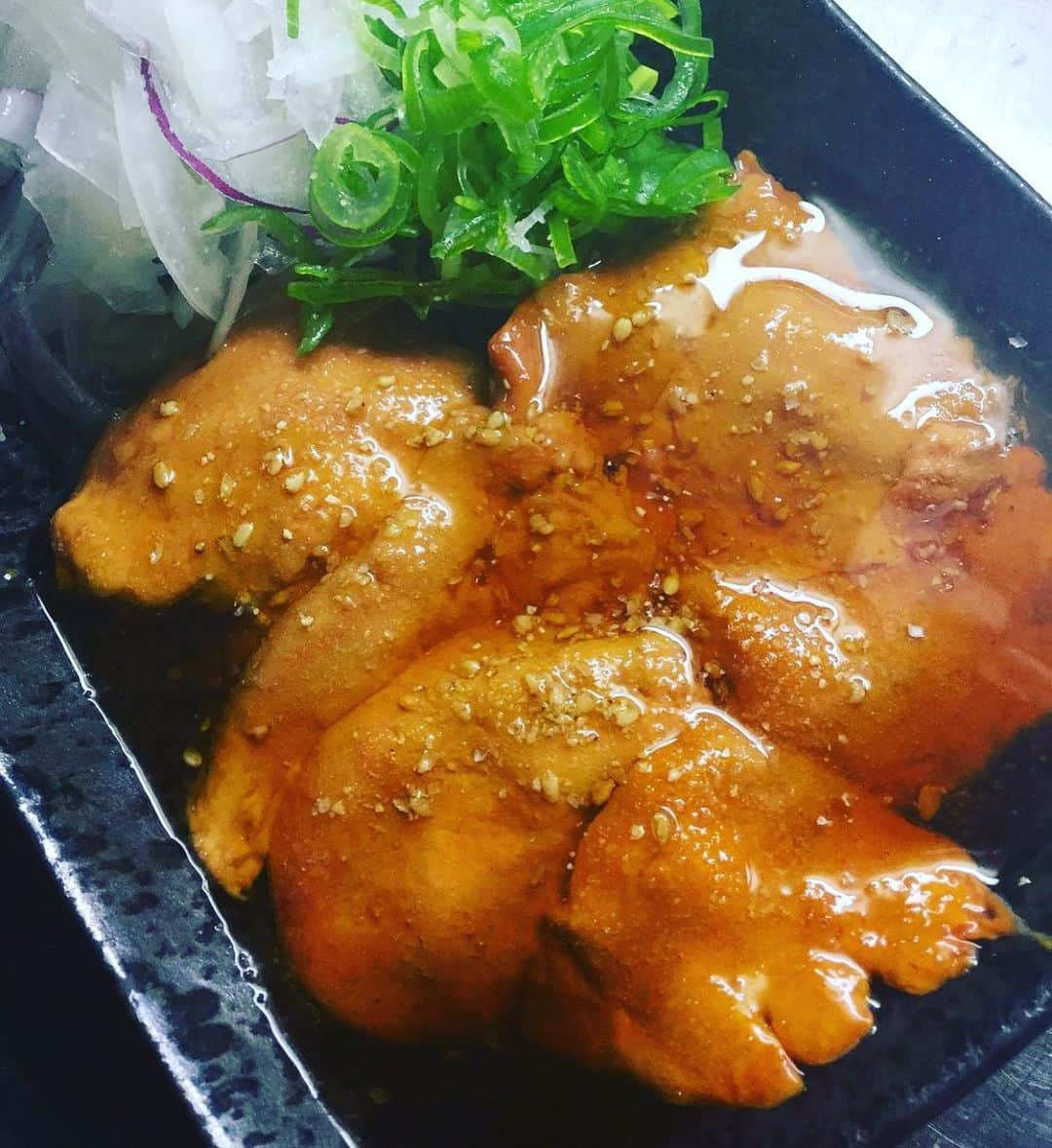 なかの食鶏十三店のインスタグラム：「こんにちは🌞 なかの食鶏十三店です🐔  本日のオススメゴールデンレバーです！ 気温が下がってきているので🥶❄️ 熱燗と、レバーで一杯いかがでしょうか？😳😳 スタッフ一同ご来店お待ちしております！  明日2月24日お休みさせて頂きます😥 ご理解の程宜しくお願いいたします🥺  #なかの食鶏十三店 #ゴールデンレバー #美味い #安い #アットホーム」