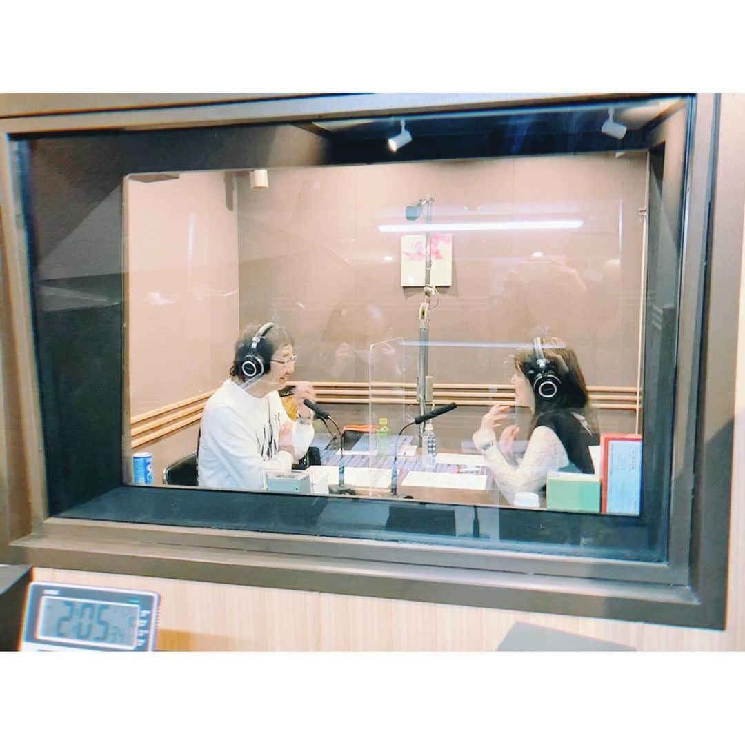 おかゆのインスタグラム：「🎙📻🐶🌈 . 先日別番組のリモートでお世話になりました キガワさんのラジオ番組 「新･流行音楽堂」#100 の 収録でした🎙💫 . 気さくなキガワさんと たっぷりお話させて頂きました😎✌️ . 放送日＆放送局は添付画像をCheck👀📸 . 是非！お聴き下さい🐶❤ . キガワさん、お世話になりましたスタッフの皆様 ありがとうございました🙏🏻✨ . #木河淳 さん #新流行音楽堂 #おかゆウタ #シンガーソングライター #おんなギター流し #カバーアルバム #music #radio #singersongwriter」