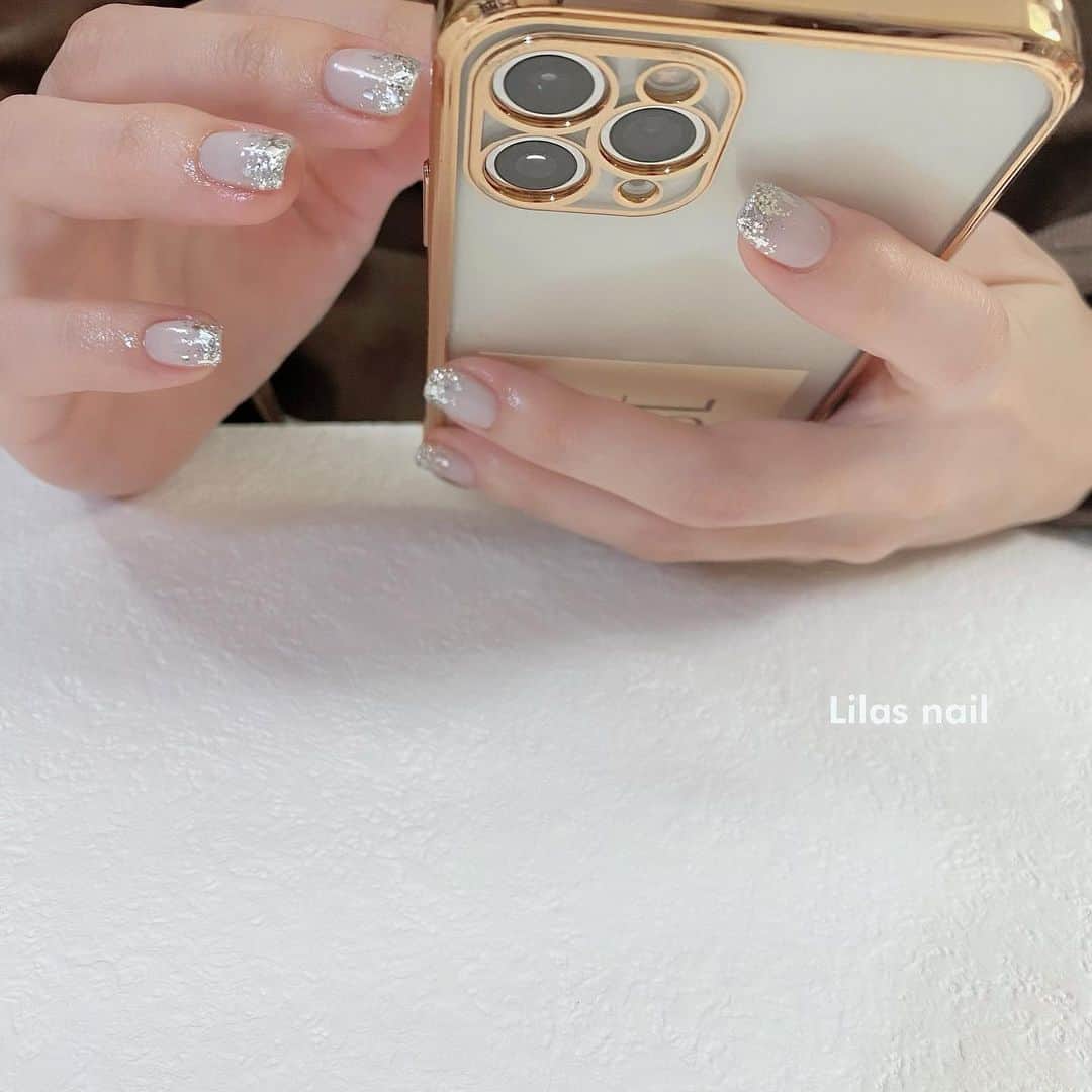 makoのインスタグラム：「* ほんのりブルーベース💙  #girlynail #ガーリーネイル #ミラーネイル #glitternail #젤네일 #젤네일아트 #젤네일전문 #フレンチガーリー  #오로라네일 #네일 #아트 #オーダーチップ #ブライダルネイル #auroranails #セルフネイル #네일스타그램 #네일아트　#스누피네일아트 #클리어 #左右非対称ネイル #ちょうちょネイル #うるうるネイル #ヴィンテージネイル #水滴ネイル #オーロラネイル #フレンチネイル #冬ネイル #クリアネイル #韓国ネイル﻿」