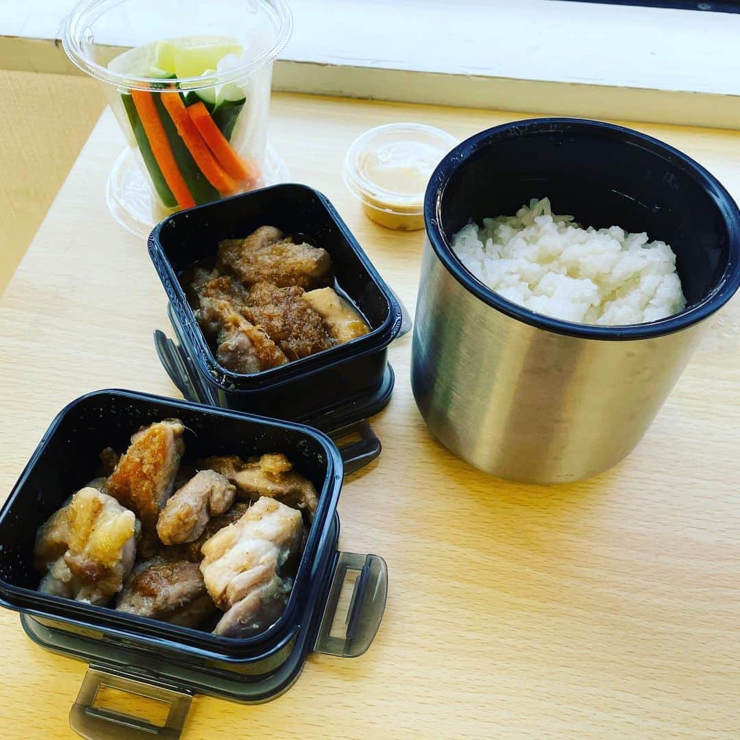 沢村玲/REIのインスタグラム：「今日のお弁当"鶏モモ肉のうまいうまい焼き"  みんなは何食べたー？  あっ。L.O.C.AのOne Cut Dance ver.みんなみてね！  #LOCA #ワンエン #料理男子  #料理上手になりたい  #お弁当男子」