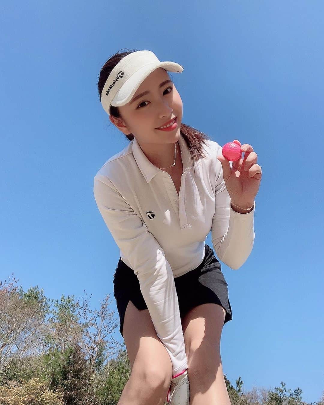 あみおかのインスタグラム：「. . . こんなに天気が良くて 暖かくて本当に2月なの😆⁉️  太陽の日差しにやられて 昨日はずっと頭痛かった🤔💭 熱中症なのかな🤣 明日もラウンド楽しみだな🏌🏻‍♀️ . . . #ゴルフ #ゴルフ女子 #ゴルフ女子コーデ #ゴルフウェア #ゴルフコーデ #ゴルフ初心者 #ゴルフグッズ  #あざとい #あざとくて何が悪いの」
