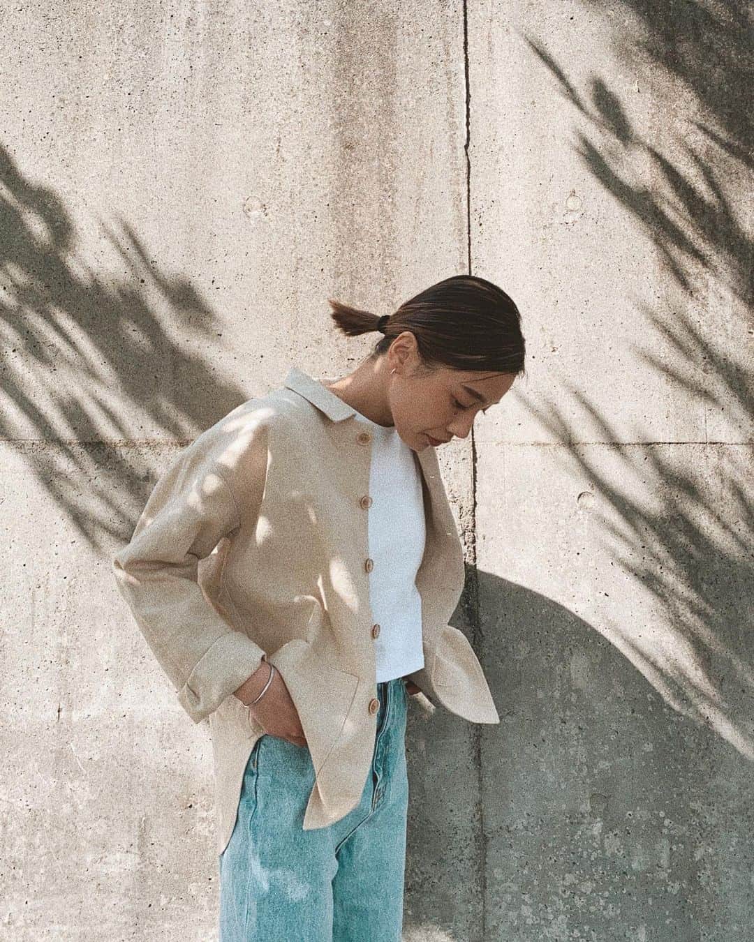 のインスタグラム：「今日はこんな感じの #limコーデ でした。春だね🌷  Linen Shirt / beige  セットアップで着ても可愛いし ティシャツの上からさらっと羽織っても可愛いよ☺︎ デニムと合わせるとよりカジュアルに大変身🦋💙#lim2021ss」