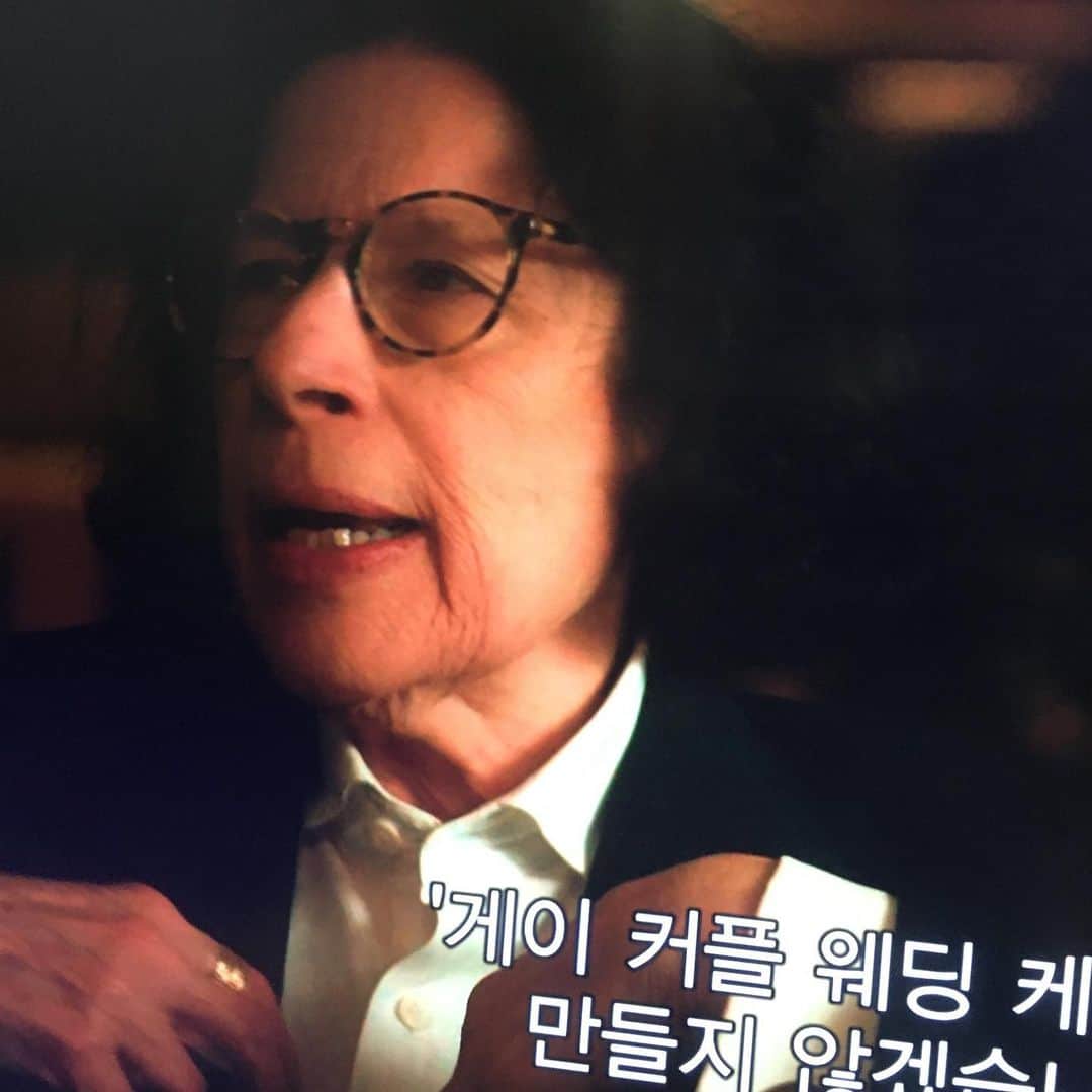 パク・ジュンミョンさんのインスタグラム写真 - (パク・ジュンミョンInstagram)「내가 할머니되면 #프랜리보위츠 같은 할머니가 될거야 !호쾌하고 까칠하고 유머가 넘치는 할머니!!프렌얼굴사진 크게 찍다보니까 저 멘트가 찍혔는데 그뒤에 대사가 예술 ‘ 내가 시켜서 먹을수 있으면 예술이 아니다 ‘」2月23日 15時52分 - junmuynpark