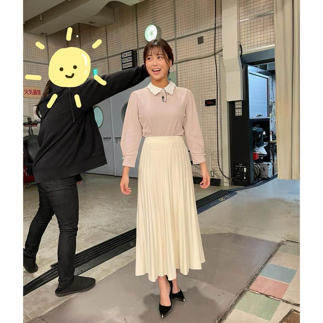 松下由依さんのインスタグラム写真 - (松下由依Instagram)「アサデスの衣装  ＊ピンクベージュの襟付きニット ＊白ニットスカート  スタジオ裏で髪の毛を直してもらっているときに撮られた一枚🤳  #アサデス #衣装 #アナウンサー #スタジオ裏」2月23日 15時53分 - matsushita_yui_kbc